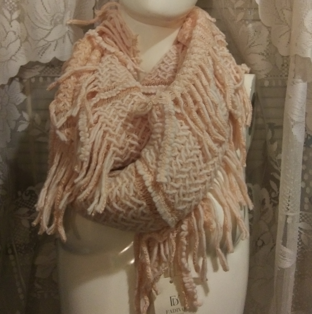 NWT FADIVO Knit Infinity Scarf With Fringe Pink and White.